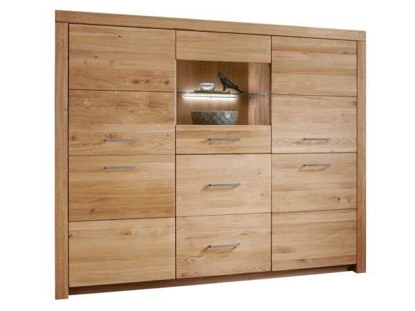 Dębowy highboard z podświetloną niszą i srebrnymi uchwytami