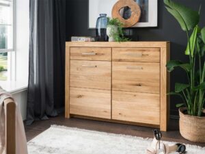 Miniaturka 2 - Komoda z drewna dębowego z srebrnymi uchwytami w salonie