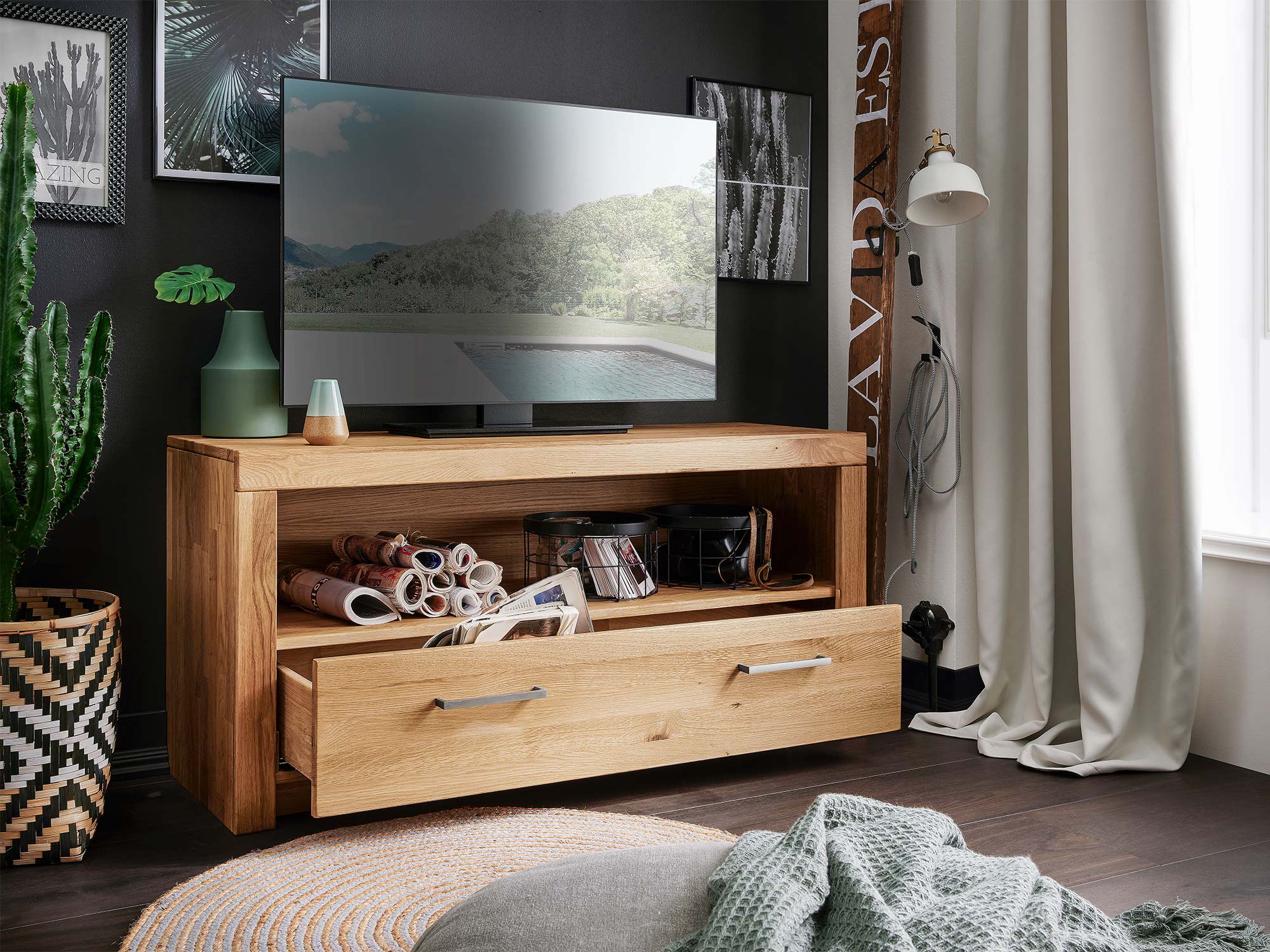 Meble RTV z witryną i szafką – jasne drewno, ciemna ściana