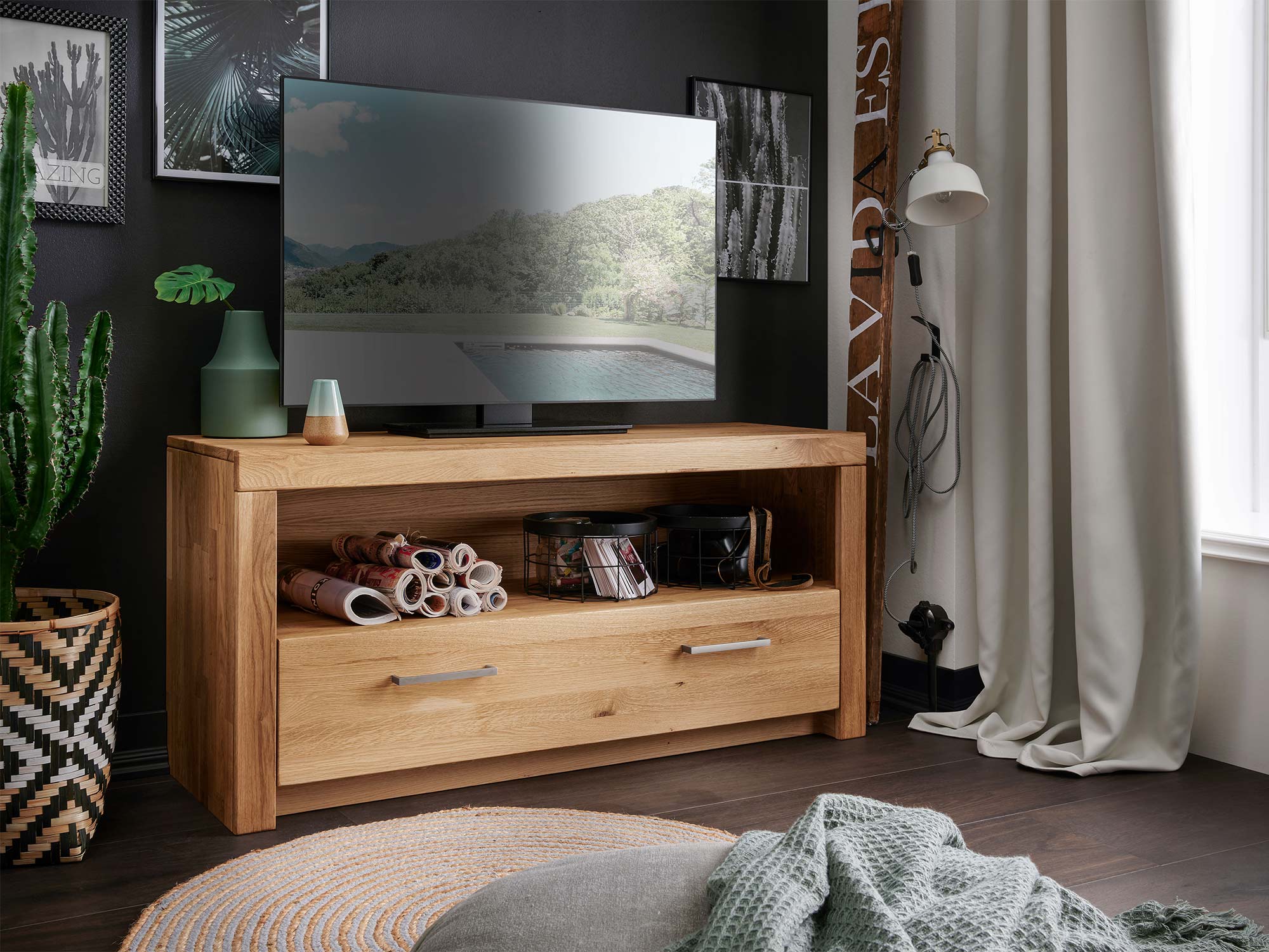 Komoda RTV z trzema przestrzeniami – centralna półka i dwie szuflady