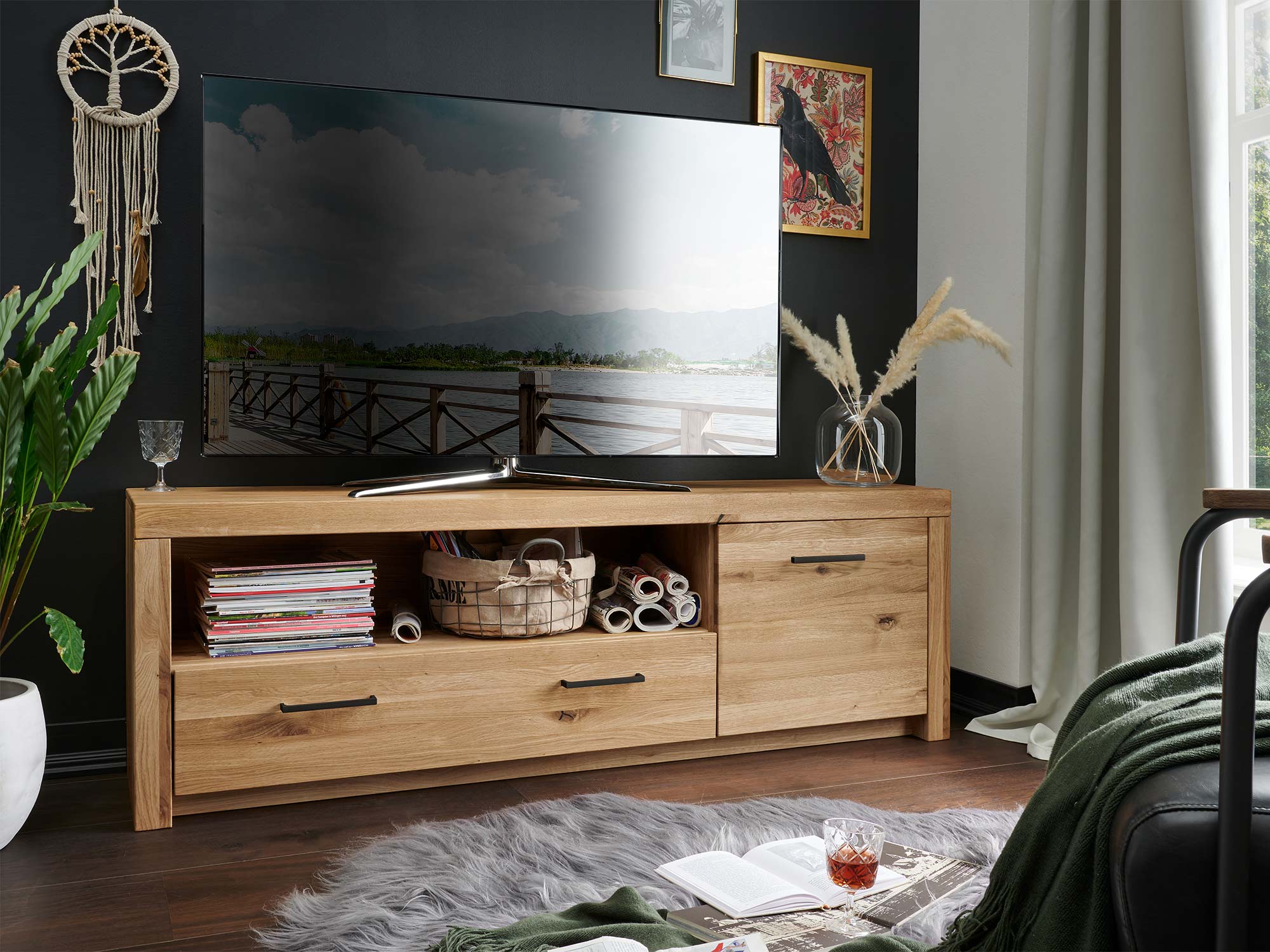 Komoda pod TV z przestrzenią na sprzęt i ozdobnymi dekoracjami