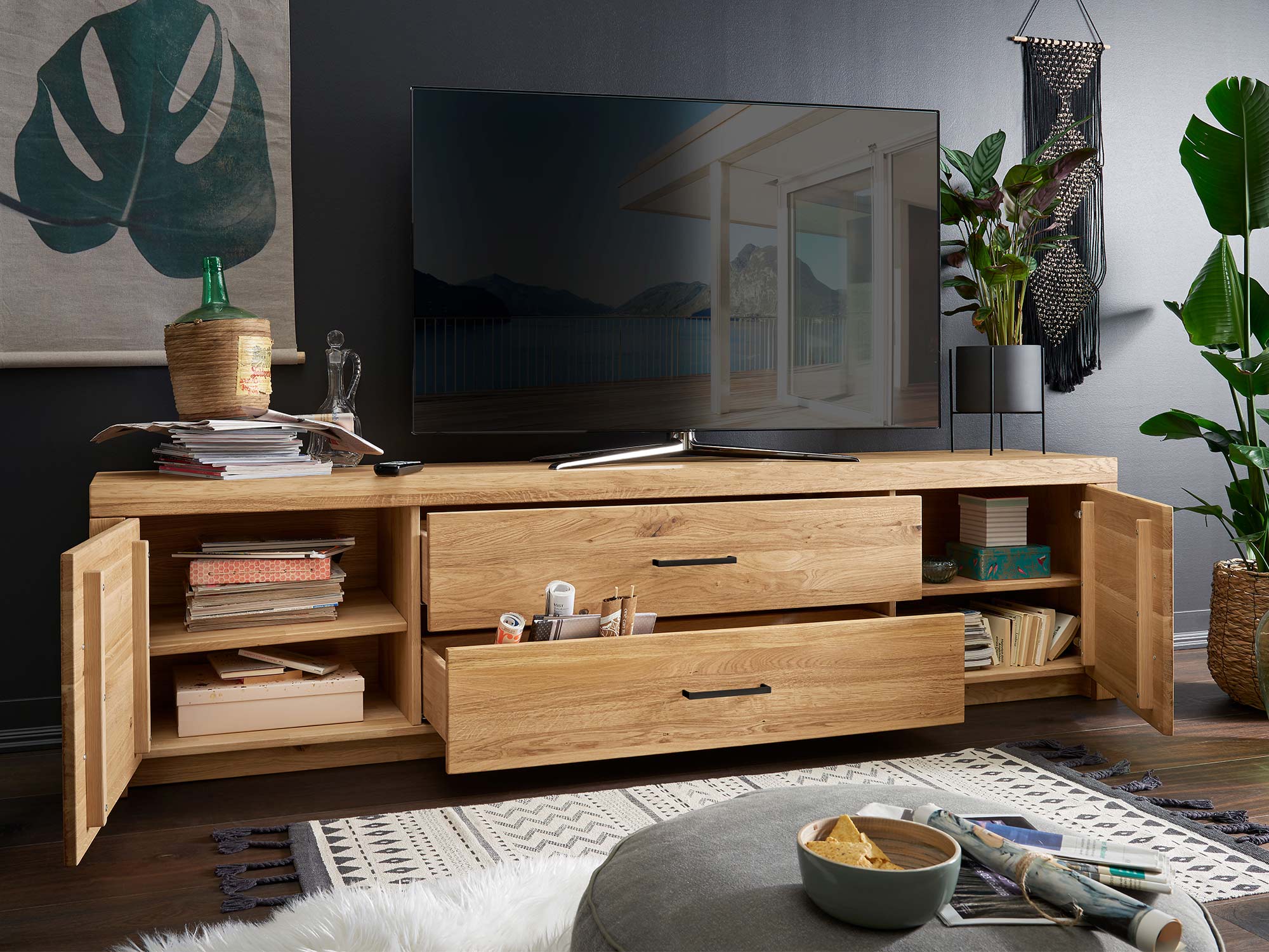 Drewniana szafka z półką na dekoder i dwoma zamykanymi bokami