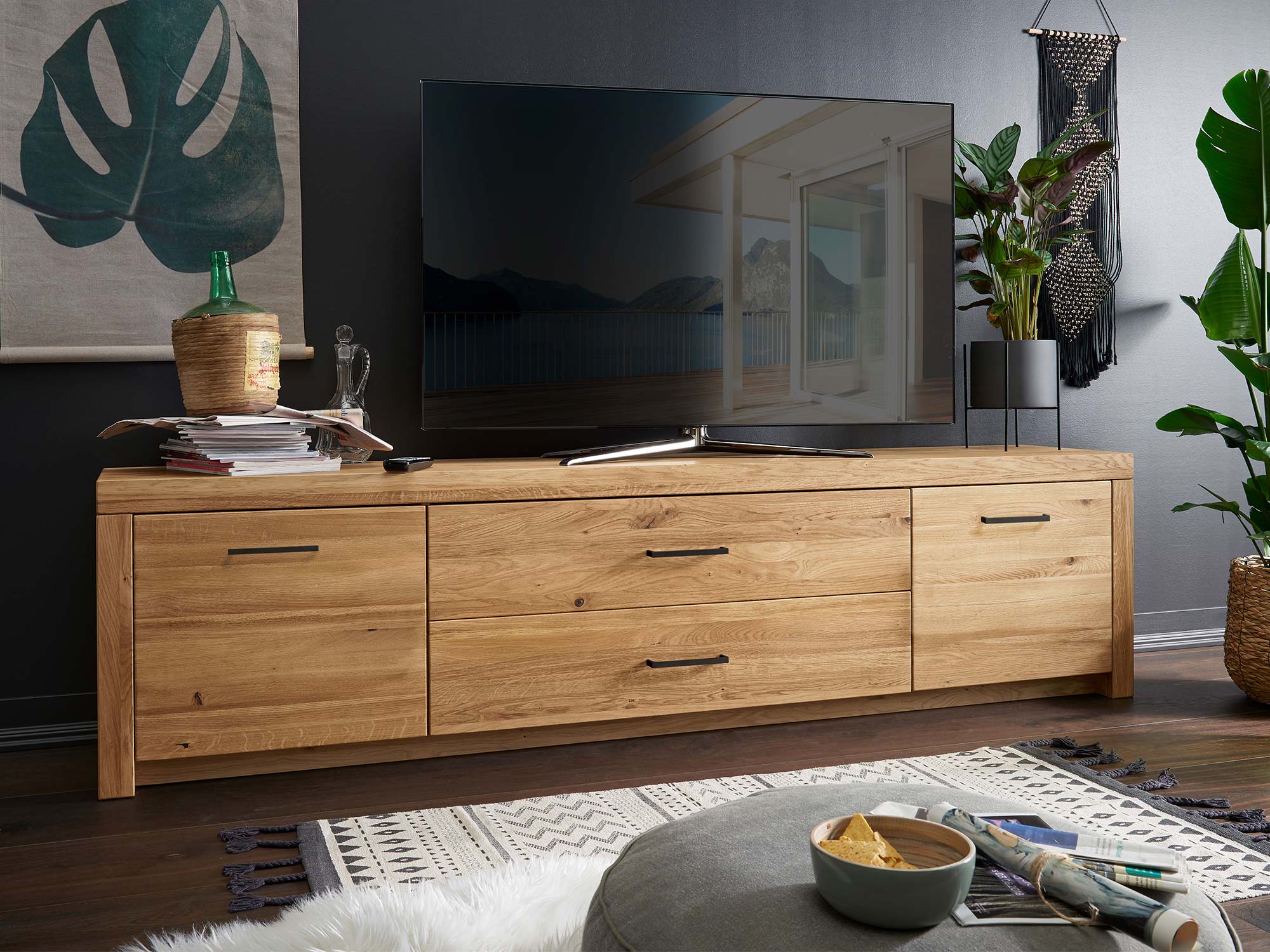 Niska szafka RTV z dwiema przeszklonymi półkami i ozdobami