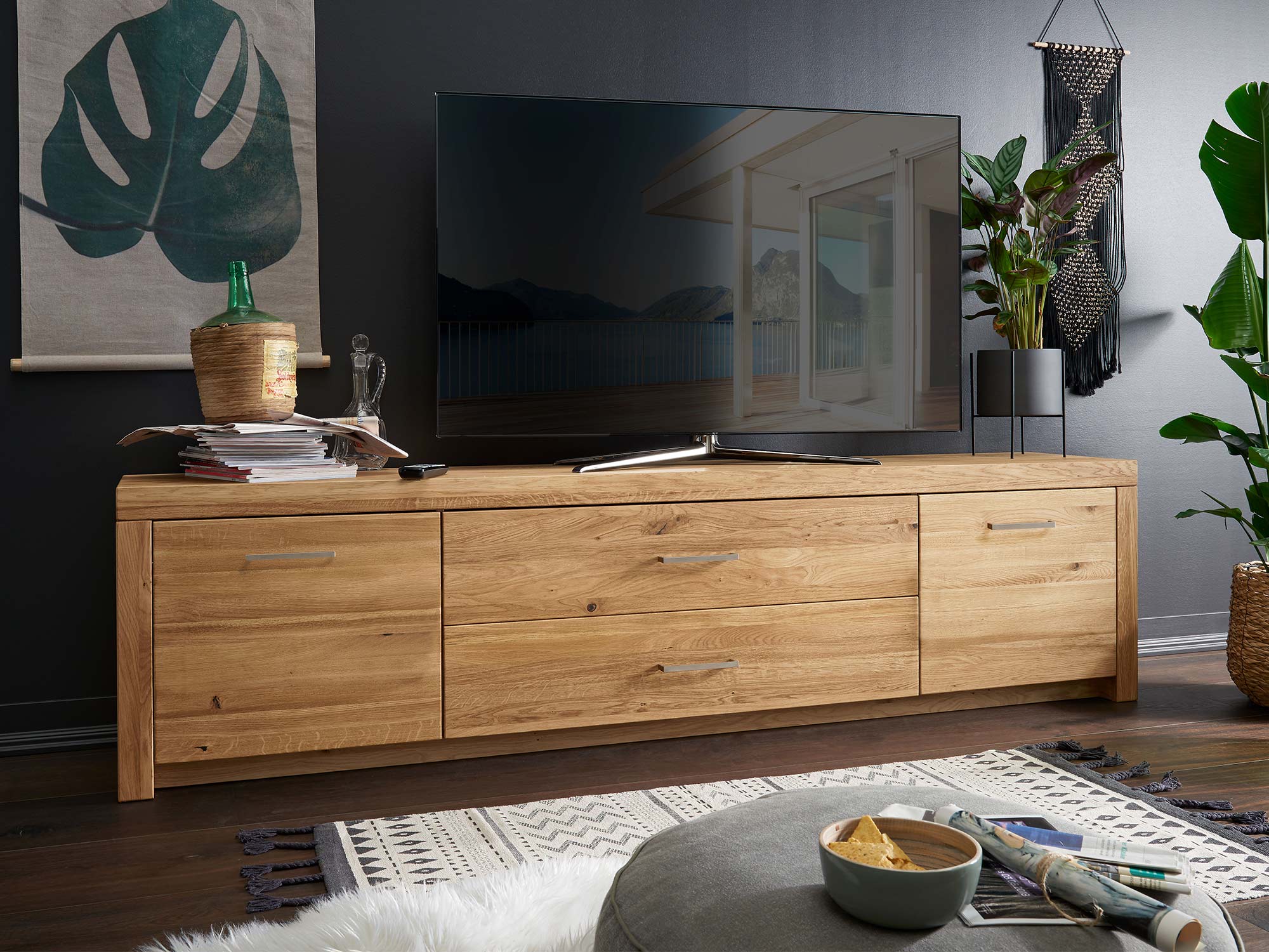 Szafka RTV z dekoracjami i zdjęciem krajobrazu na ekranie