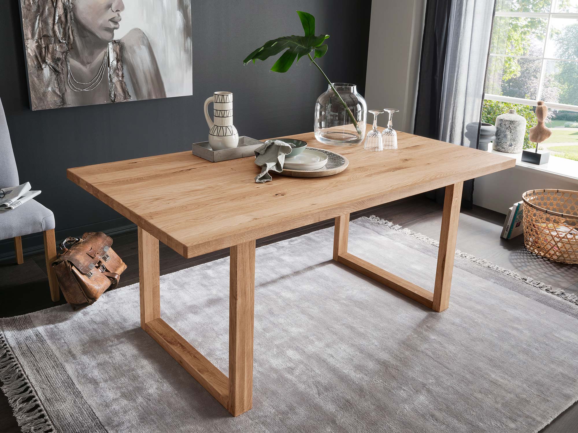 Minimalistyczny stół z litego drewna w salonie z zasłonami