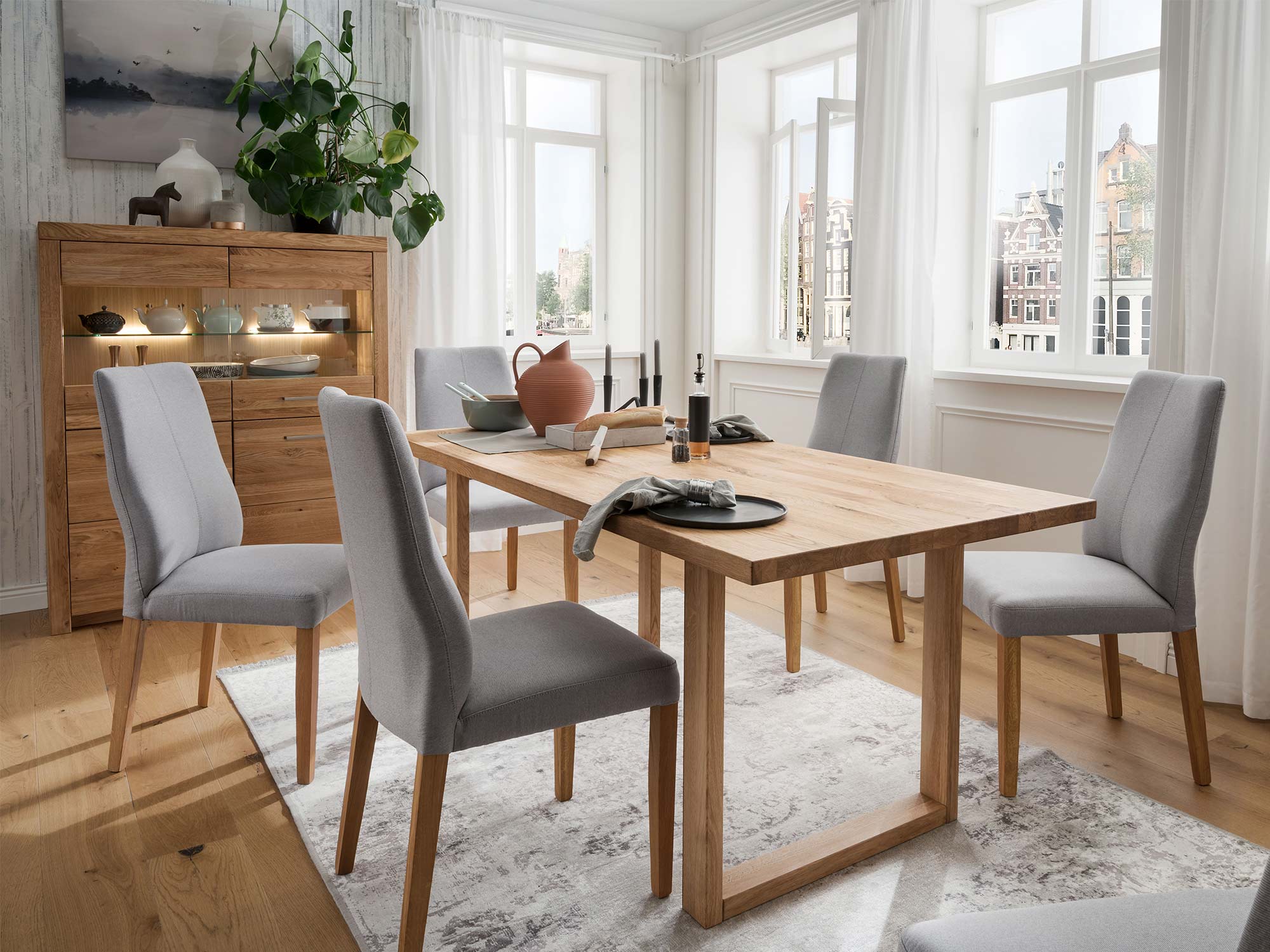 Stół prostokątny z nogami w kształcie ramy – aranżacja w salonie