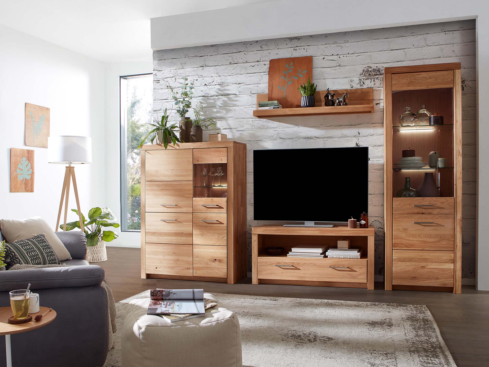 Drewniany zestaw mebli RTV z witrynami – salon w stylu skandynawskim