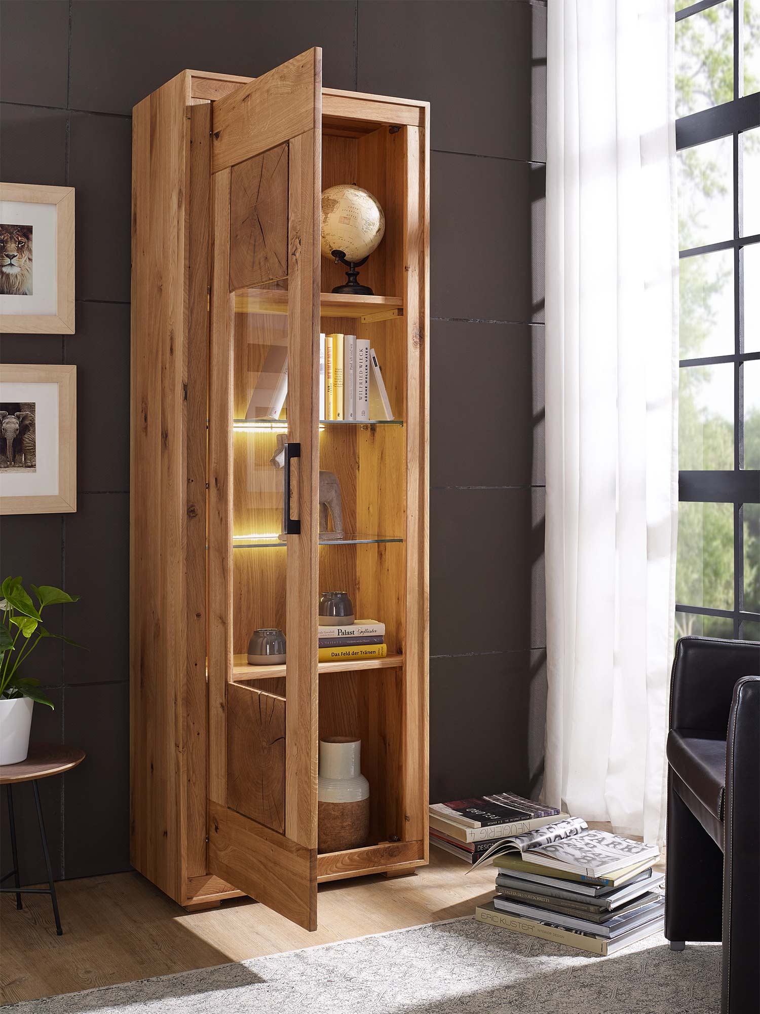 Drewniana witryna w stylu vintage z otwartymi półkami