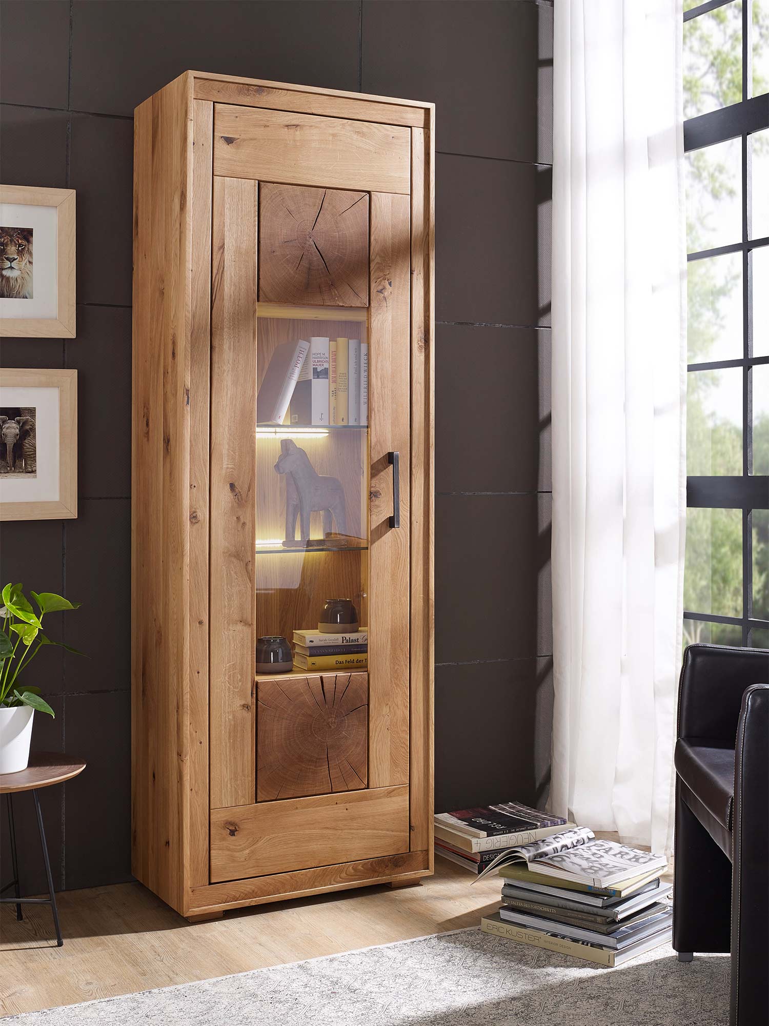 Drewniana szafka z przeszkleniem i oświetleniem LED