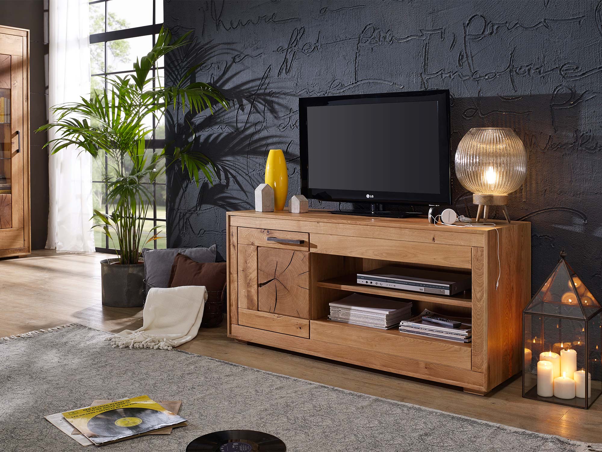 Stylowa szafka RTV z ciemnym dekorem i otwartą półką