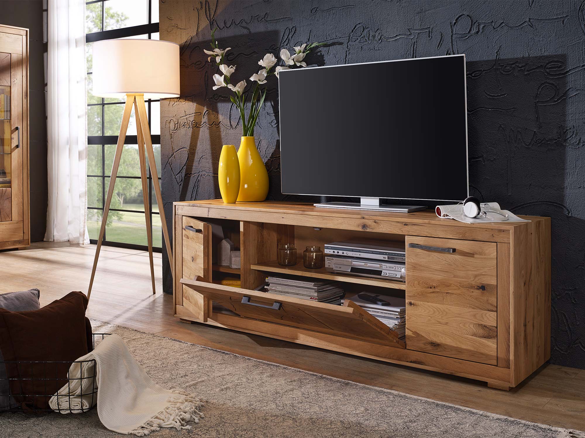 Szafka RTV z dekoracyjnym frontem i nowoczesną lampą