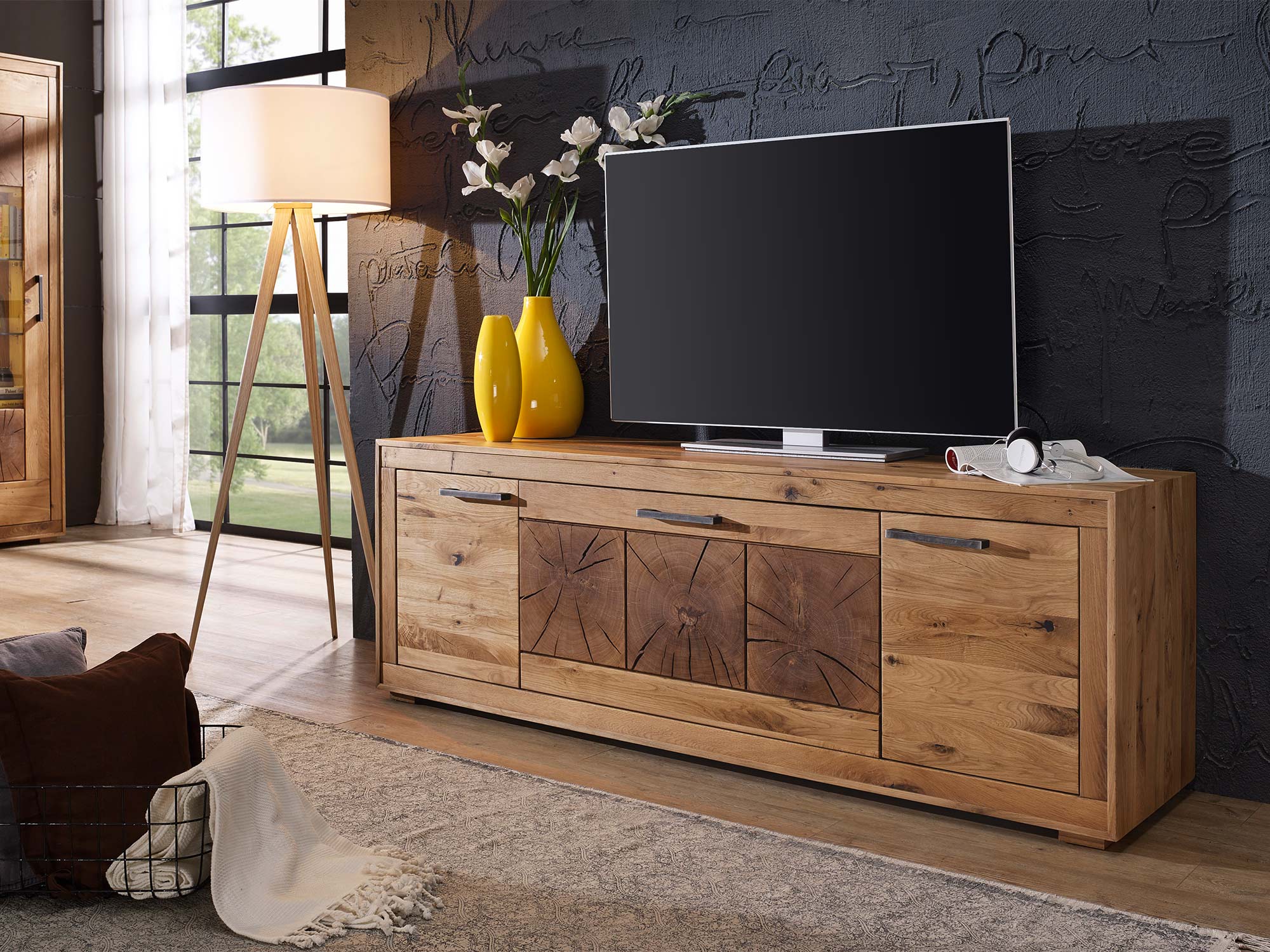 Drewniana szafka RTV z żółtą dekoracją i telewizorem