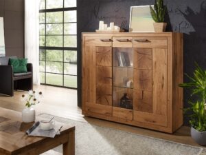 Miniaturka 2 - Dębowy highboard z witryną i dekoracyjnymi frontami w aranżacji salonu