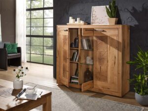 Miniaturka 3 - Highboard dębowy otwarty z widocznymi półkami i książkami w aranżacji