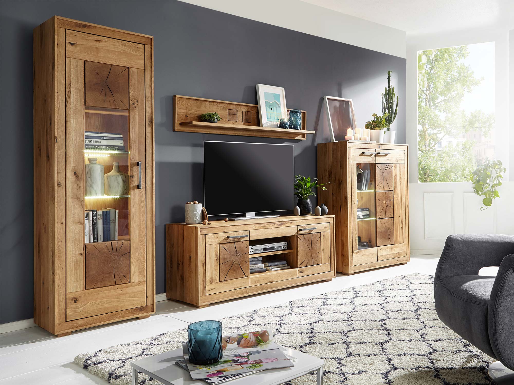 Zestaw mebli RTV z witrynami i półkami – aranżacja salonu