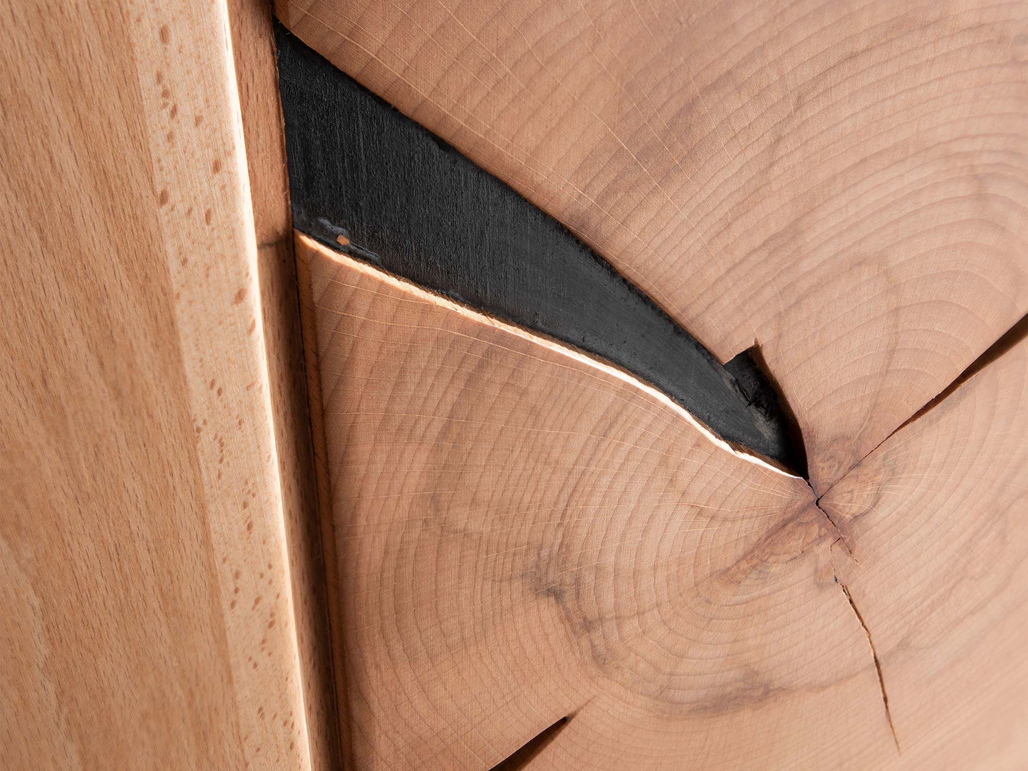 Zbliżenie na pęknięcie artystyczne w strukturze drewna