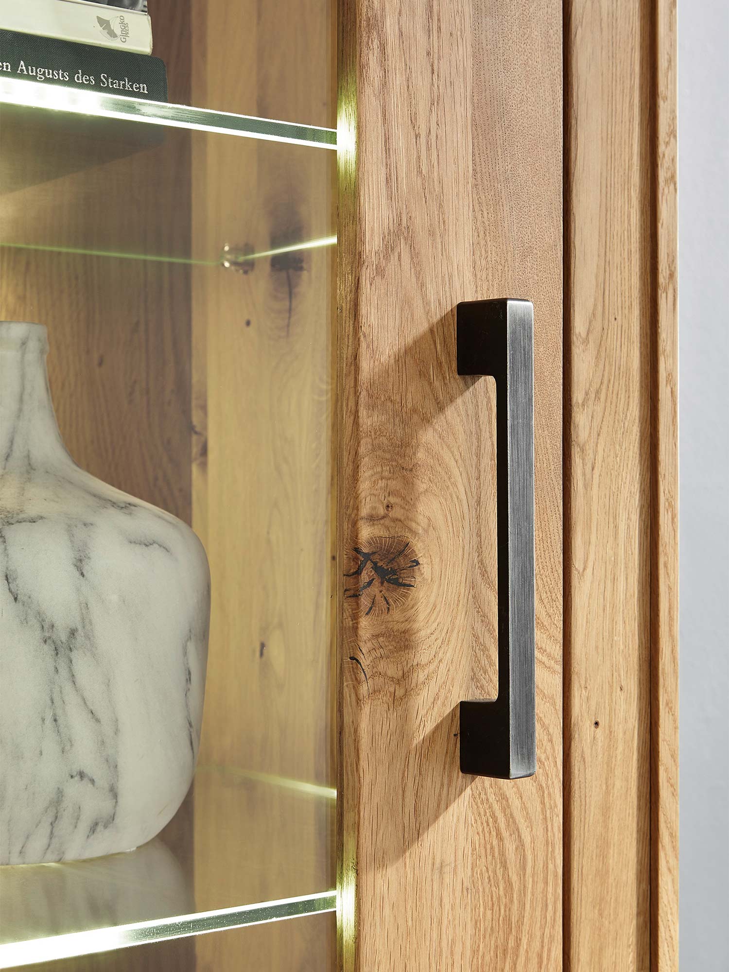 Uchwyt w stylu industrialnym na drewnianym froncie