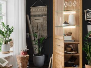 Miniatura 3 - Úzká vitrína z dubu naturalnego se zásuvkou a policemi
