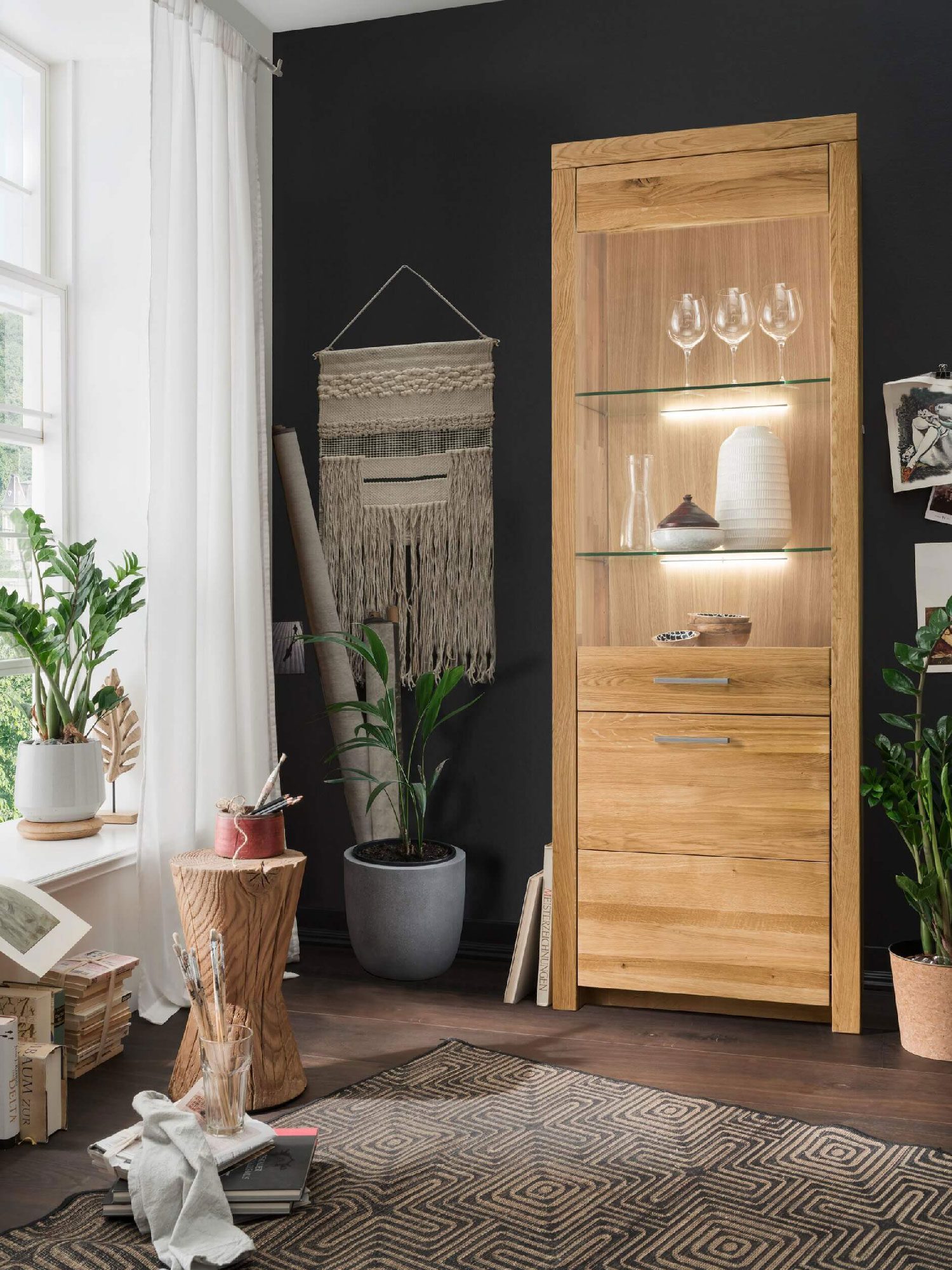 Drewniana witryna łazienkowa z półkami i oświetleniem