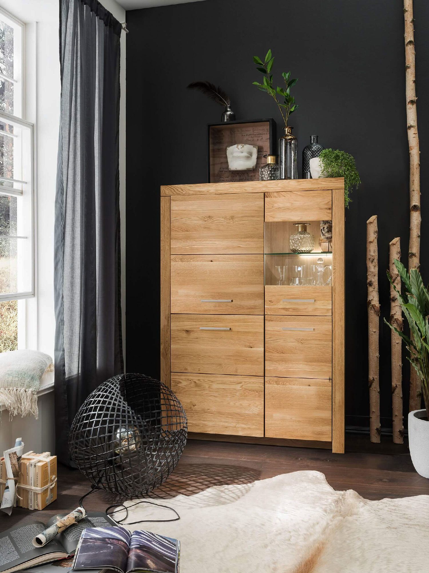 Otwarta witryna z drewnianymi półkami i miejscem na dekoracje