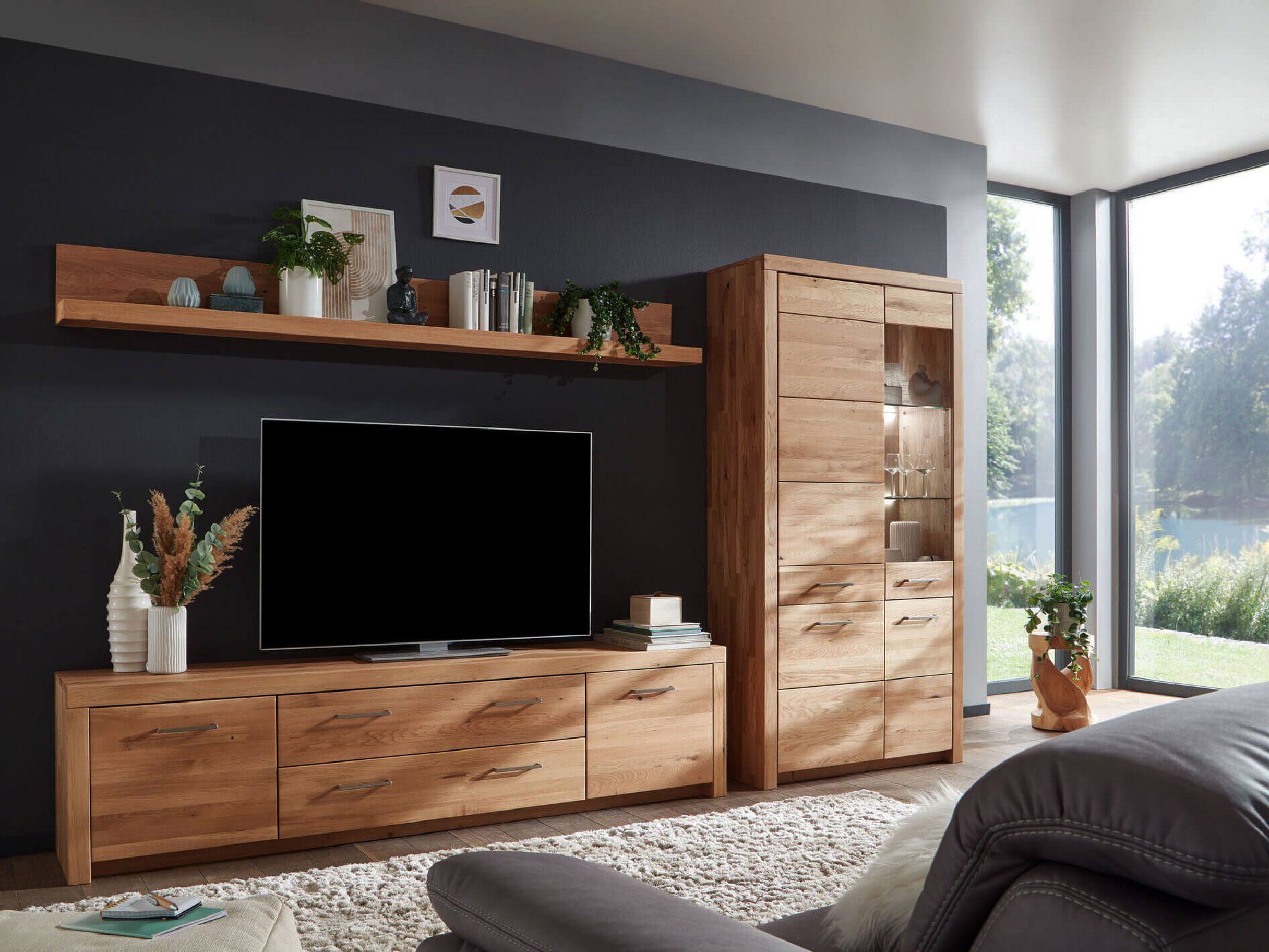 Nowoczesny salon z witryną i meblami z drewna dębowego