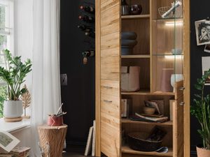 Miniatura 6 - Úzká vitrína z dubu naturalnego se zásuvkou a policemi