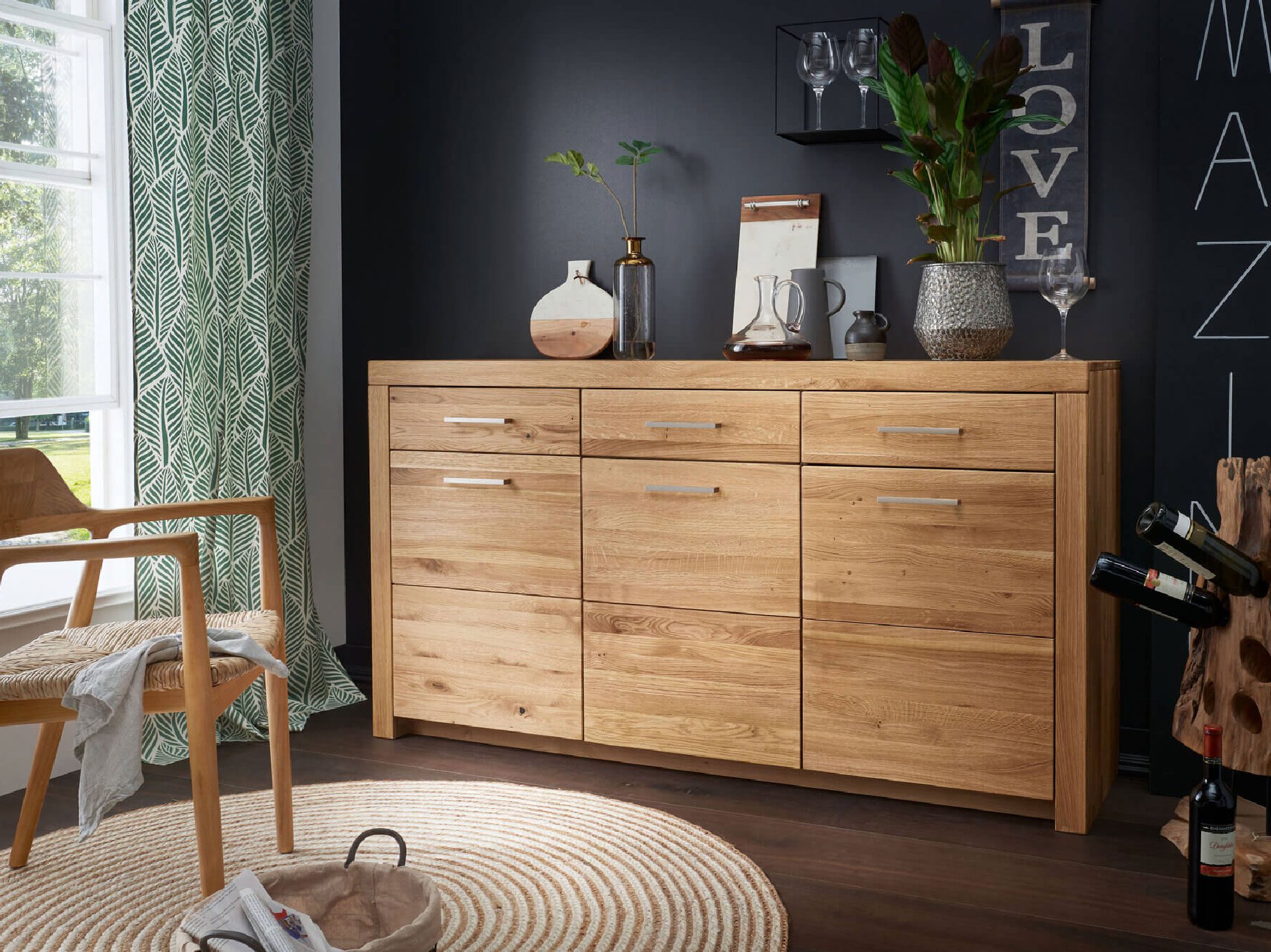 Komoda drewniana z eleganckimi srebrnymi uchwytami