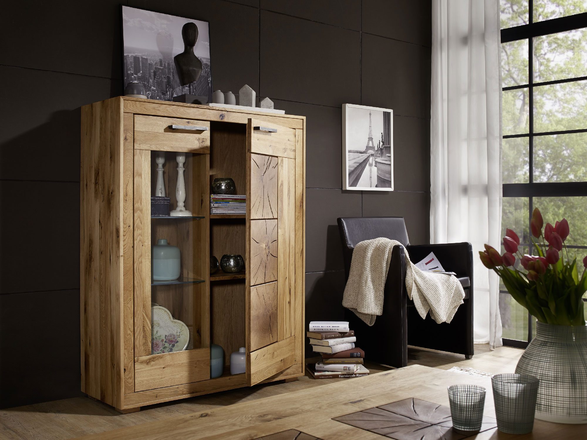 Przeszklona witryna z półkami i dekoracyjnym frontem z drewna