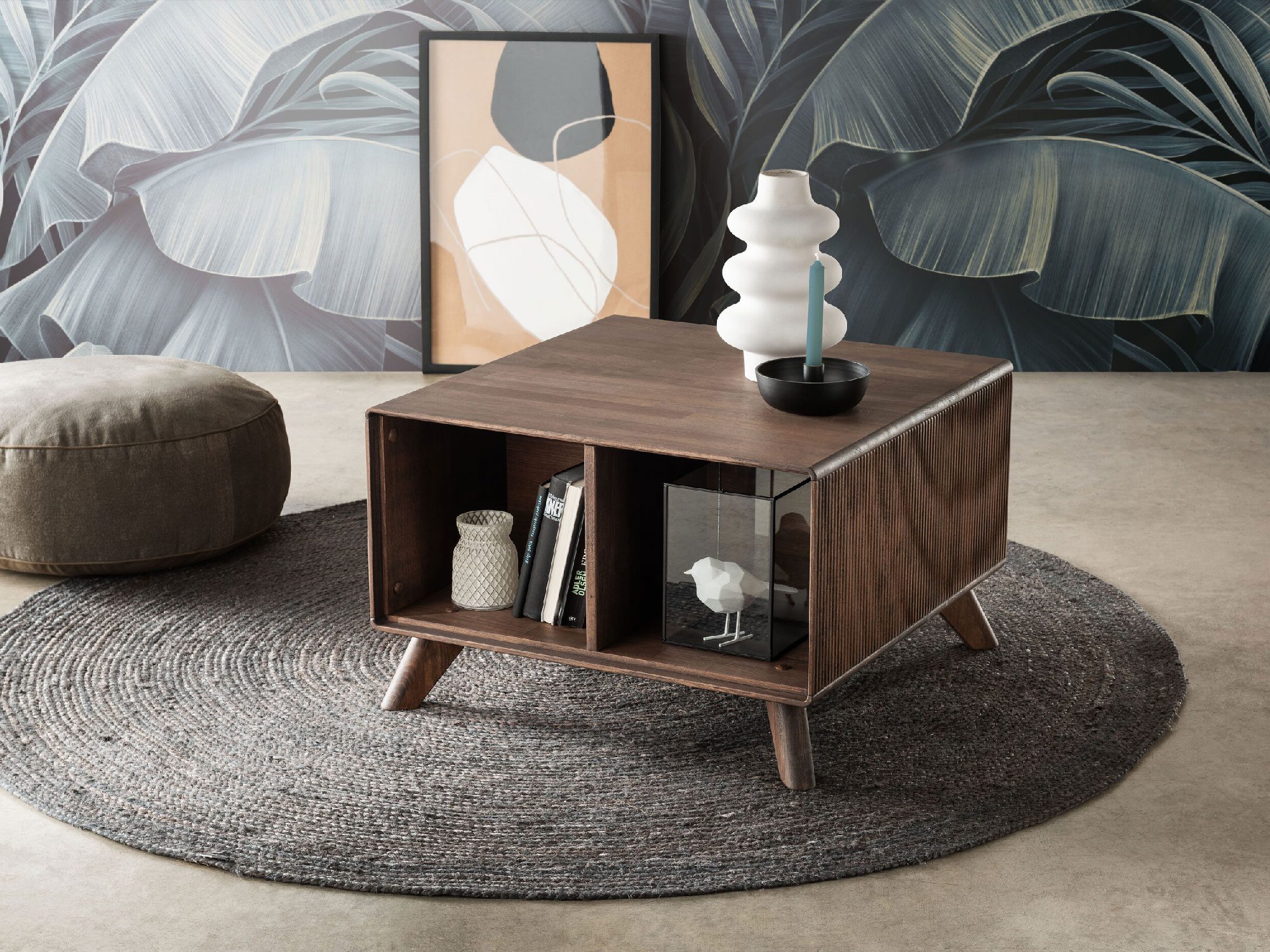 Mały stolik kawowy z ciemnego drewna w stylu retro