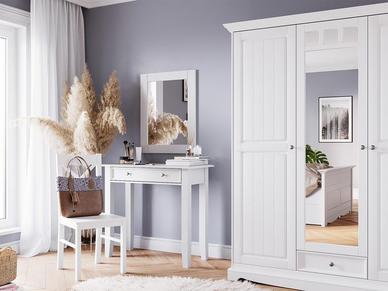 Białe drewniane meble do sypialni w stylu prowansalskim