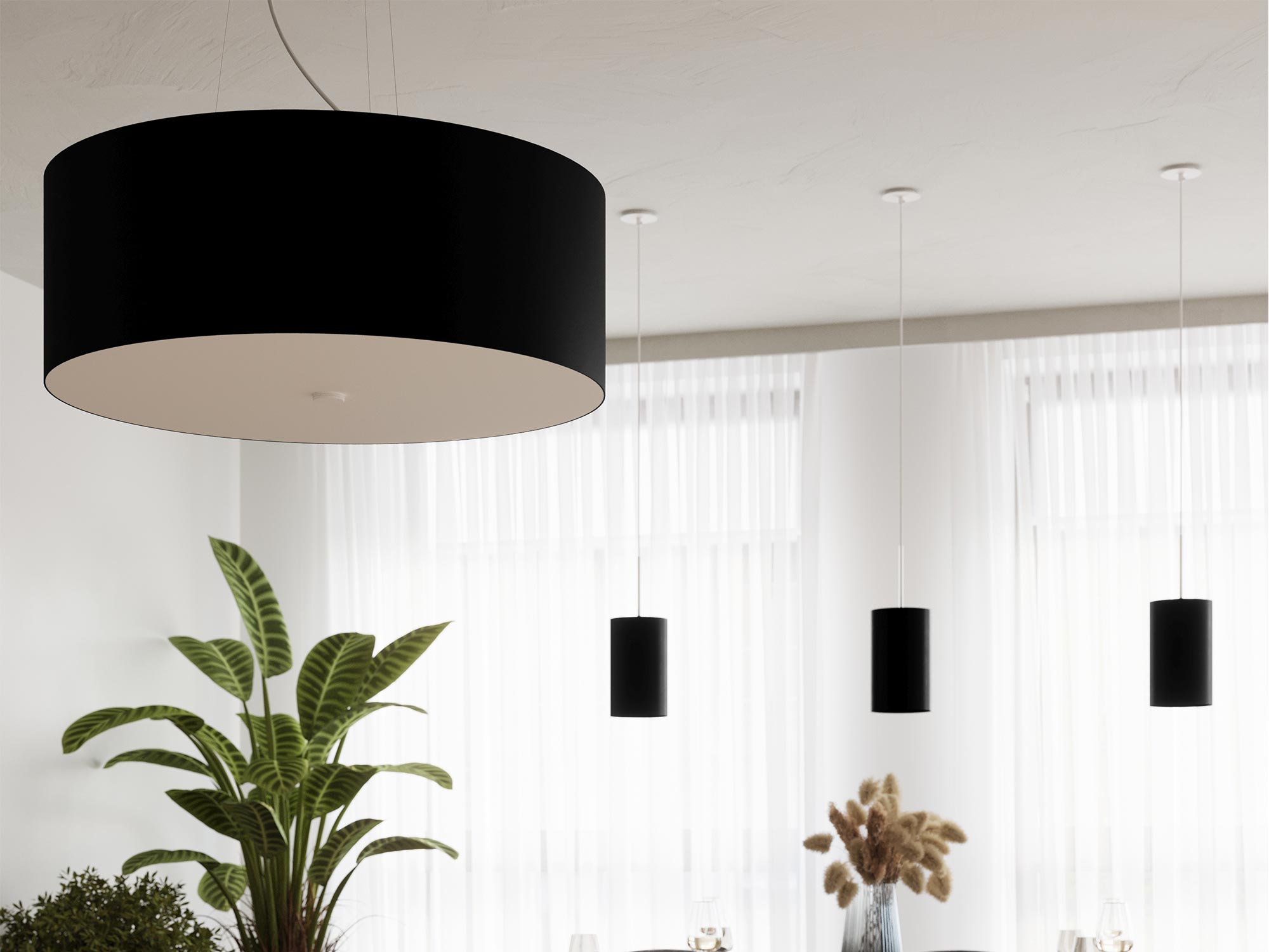 Černá stropní lampa v minimalistickém interiéru s bílými závěsy