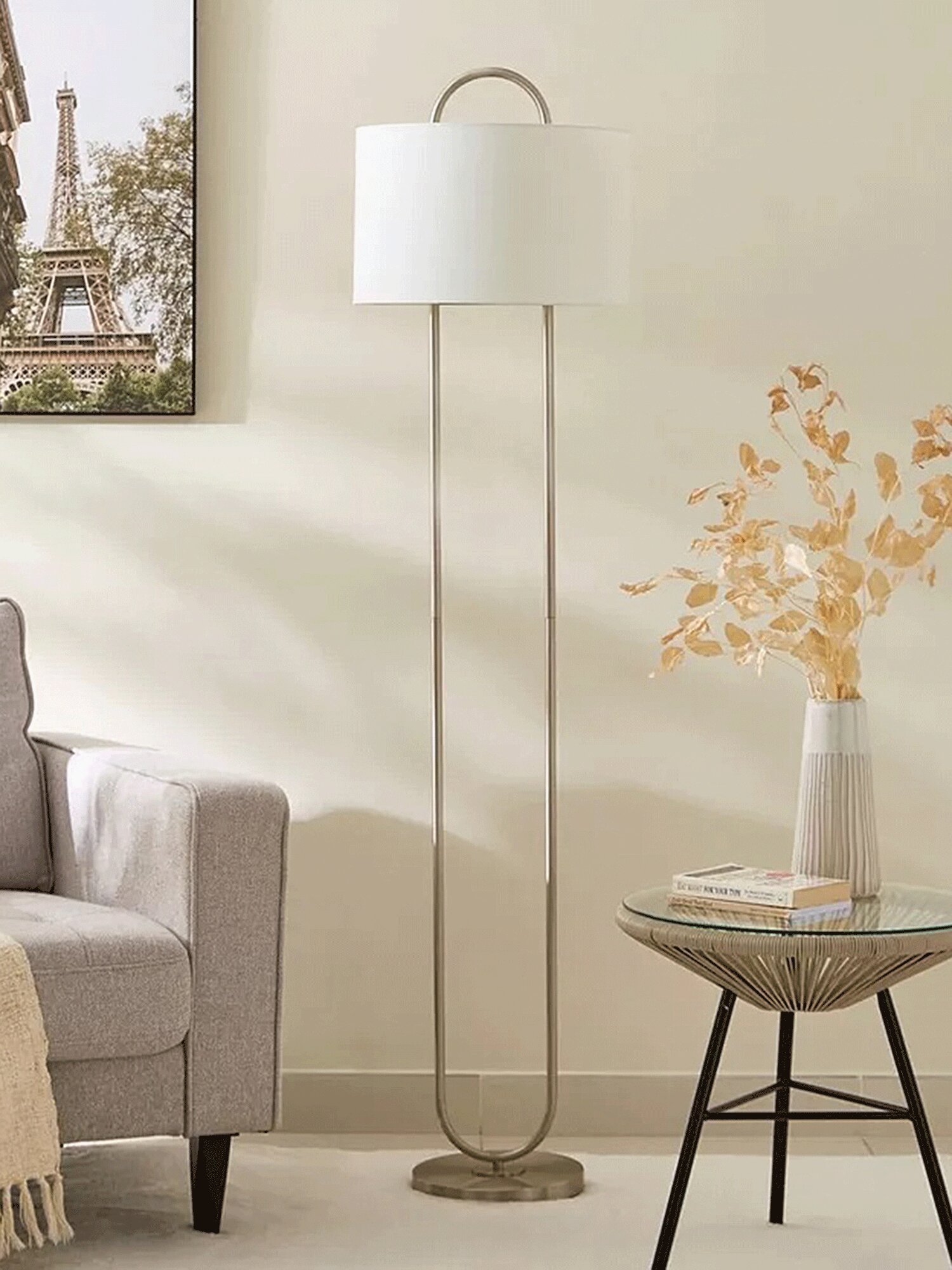 Zlatá lampa a skleněný stolek ve světlém elegantním obývacím pokoji Złota lampa i szklany stolik w jasnym eleganckim salonie