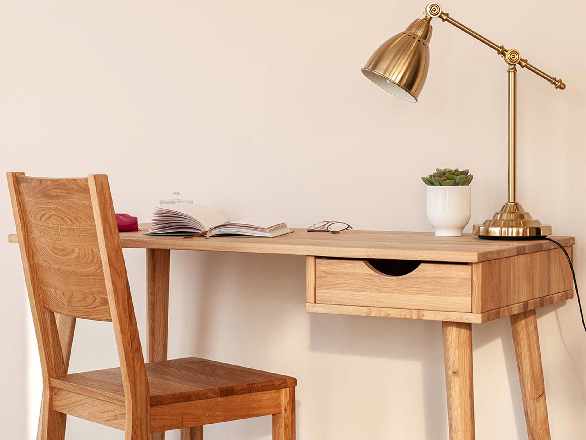 Drewniane biurko z szufladą i krzesło w stylu skandynawskim