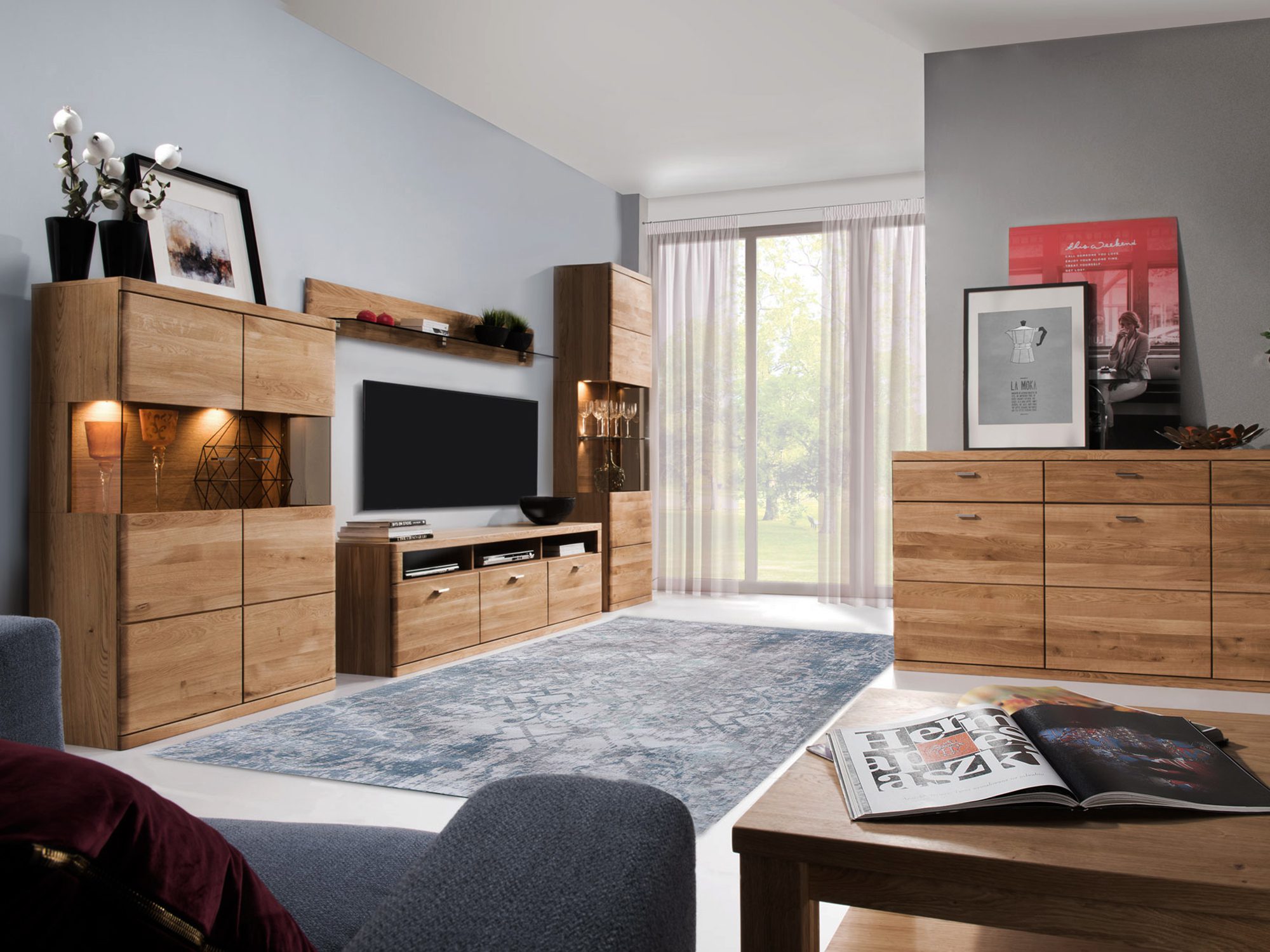 Drewniana witryna oraz komoda