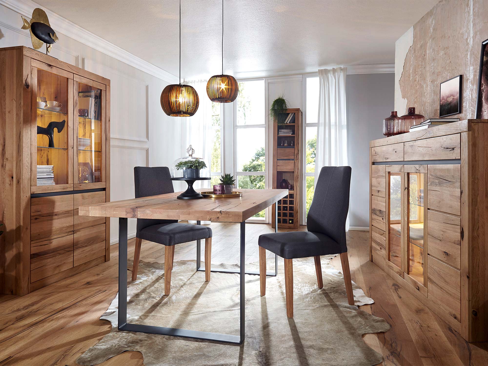 Nowoczesny stół z drewna i czarne krzesła w stylowej jadalni