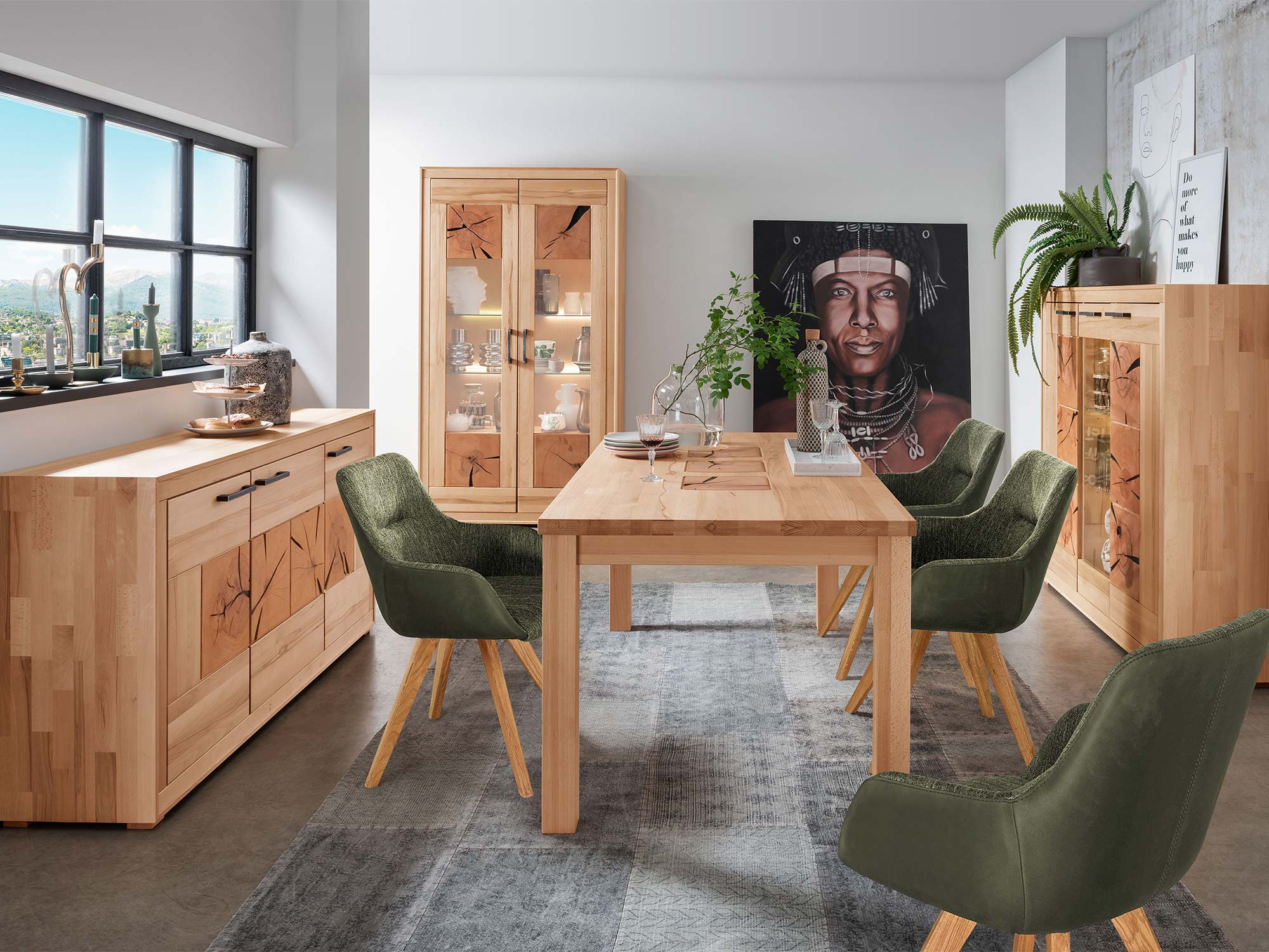 Dębowy stół z zielonymi krzesłami w nowoczesnej jadalni loftowej