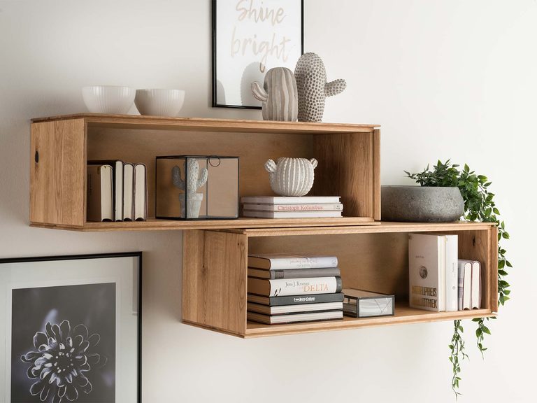 Dębowe półki w salonie