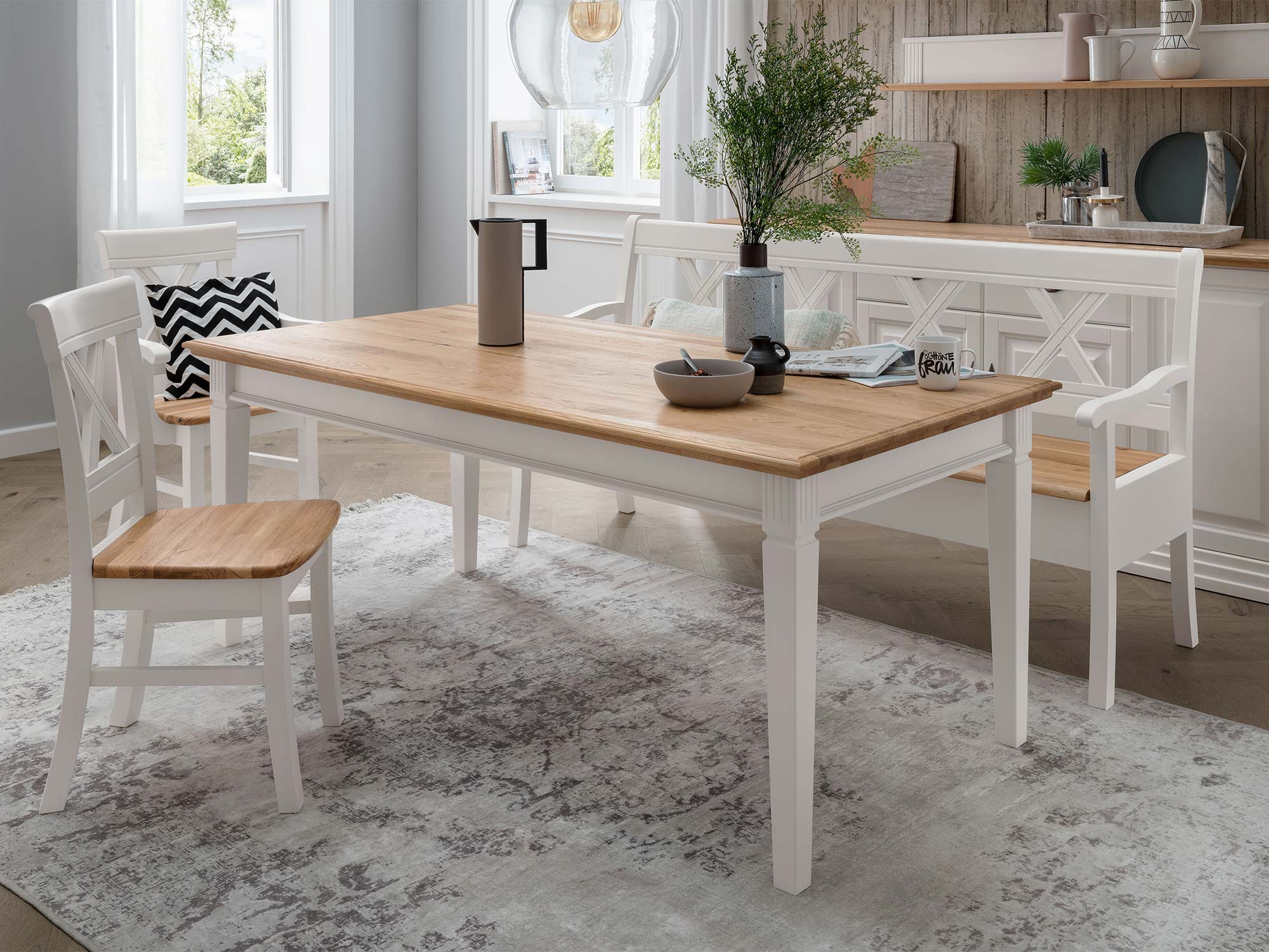 Prostokątny stół drewniany z białymi nogami w skandynawskiej jadalni
