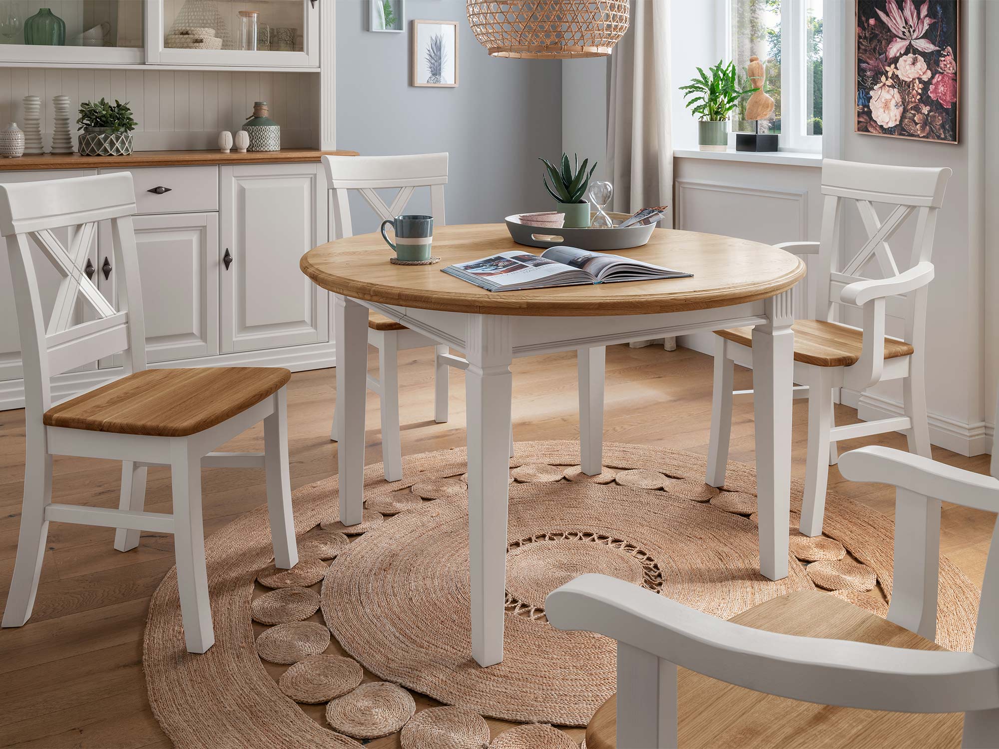 Okrągły stół drewniany i krzesła w jasnej kuchni rustykalnej