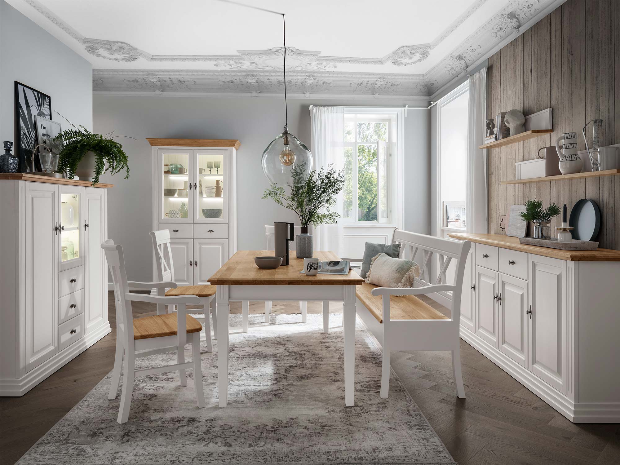 Biały stół i witryny w jadalni w stylu prowansalskim z oknem Biały stół i witryny w jadalni w stylu prowansalskim z oknem