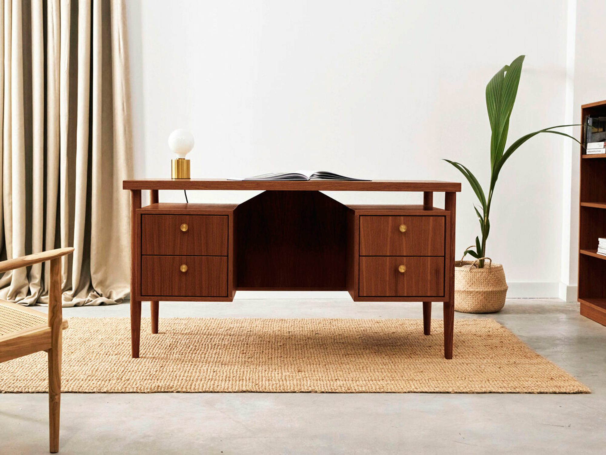 Drewniane biurko z litego dębu w eleganckim stylu retro do salonu Drewniane biurko z litego dębu w eleganckim stylu retro do salonu