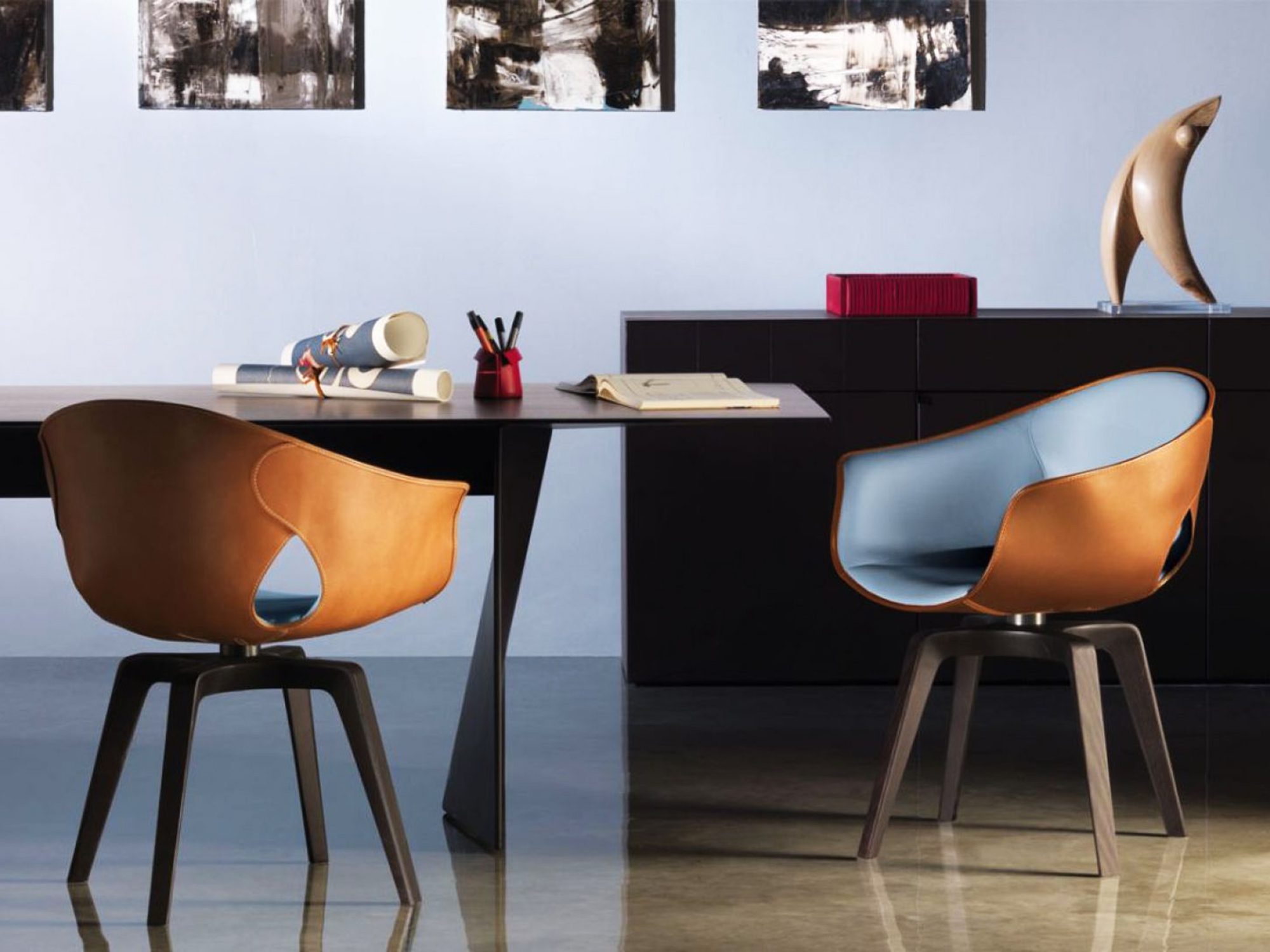Kolorowe krzesła i stół w designerskim domowym biurze Kolorowe krzesła i stół w designerskim domowym biurze