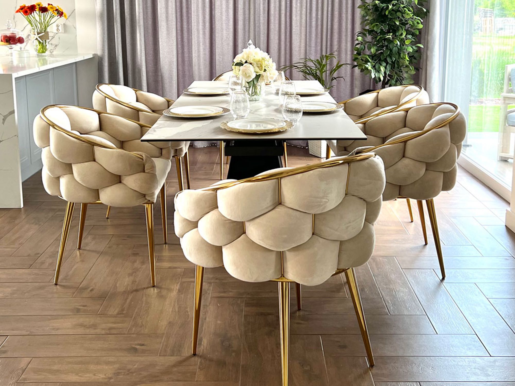 Designerskie krzesła z obłym siedziskiem w ekskluzywnej jadalni glamour Designerskie krzesła z obłym siedziskiem w ekskluzywnej jadalni glamour