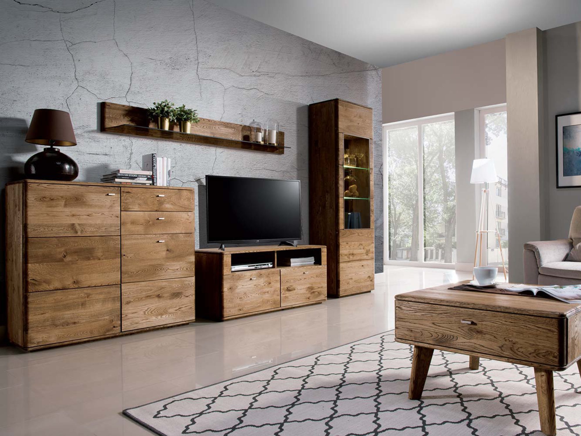 Meblościanka z litego drewna dębowego w salonie z szarym dywanem