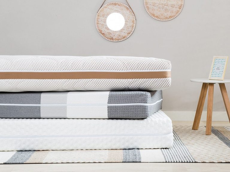 Materace w różnych grubościach i kolorach w aranżacji sypialni