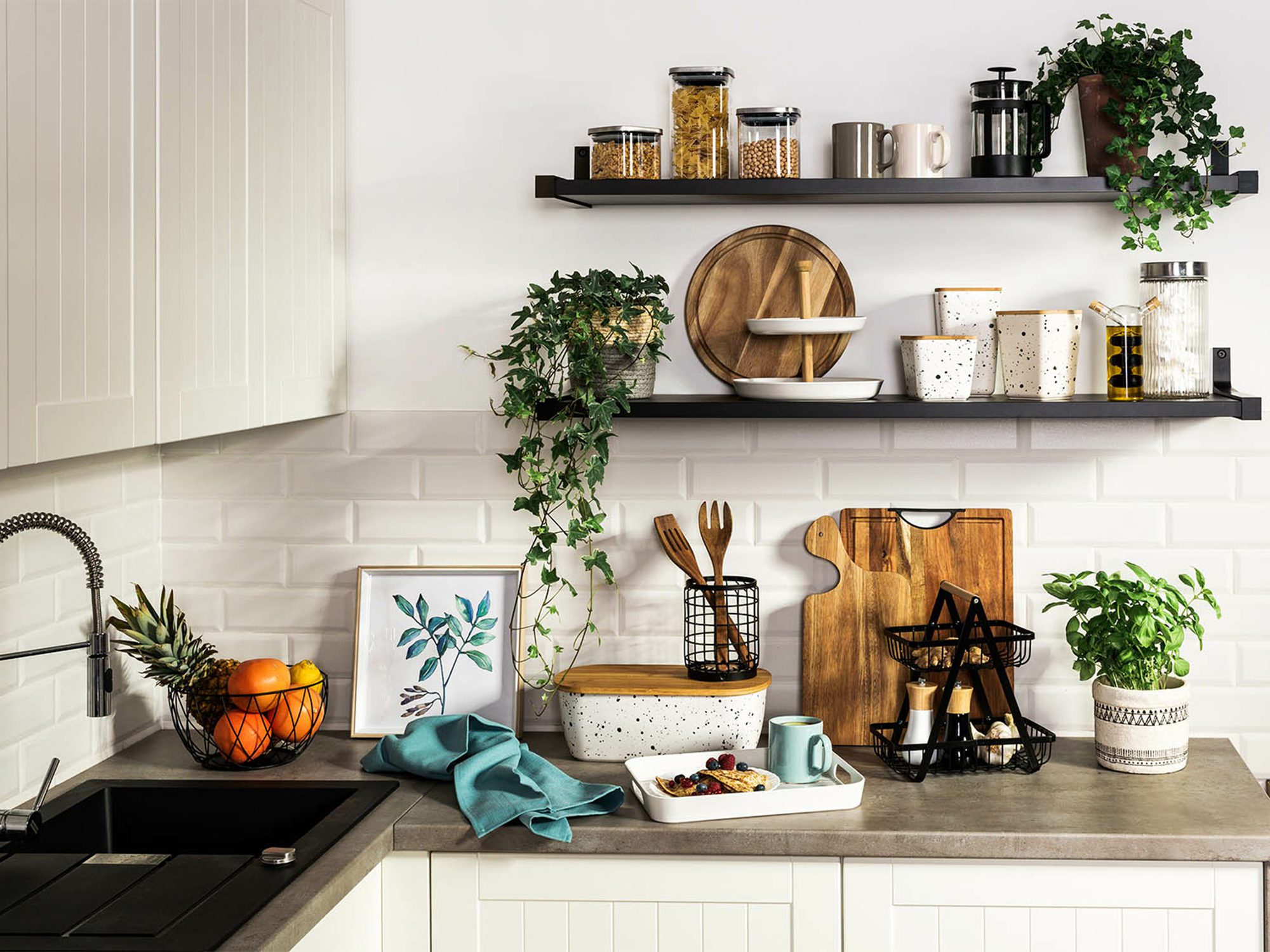 Drewniane akcesoria kuchenne na tle białych kafli i cegły