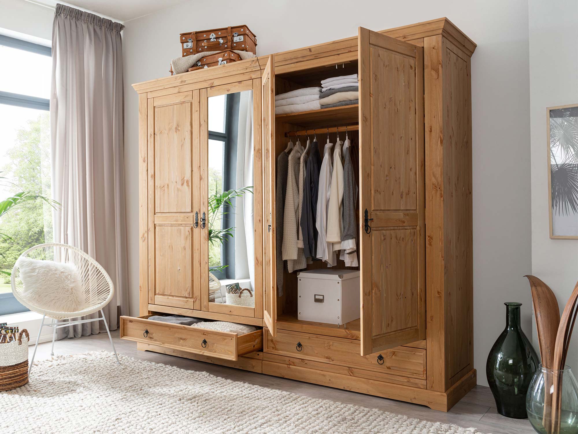 Garderoba z drewna, styl skandynawski, naturalne wykończenie