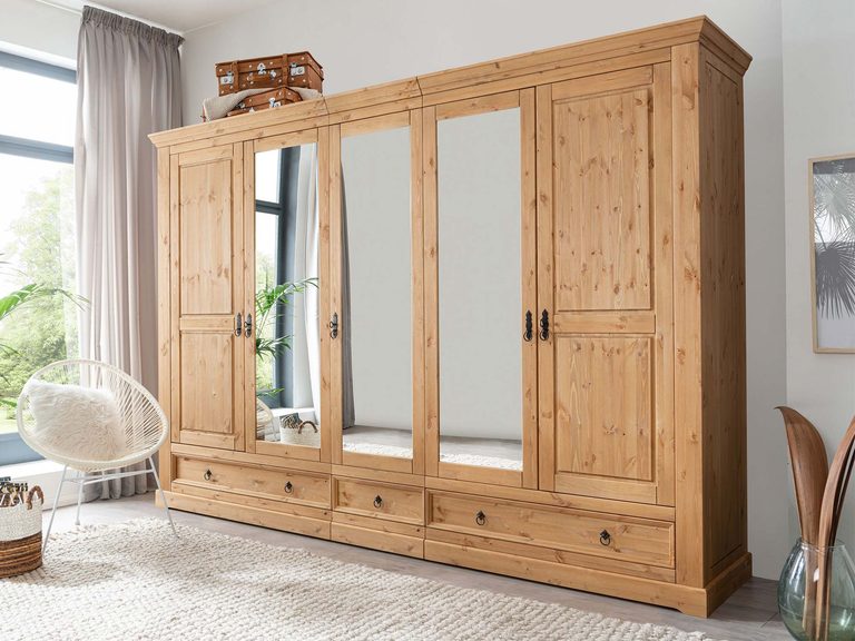 Duża drewniana szafa z lustrami