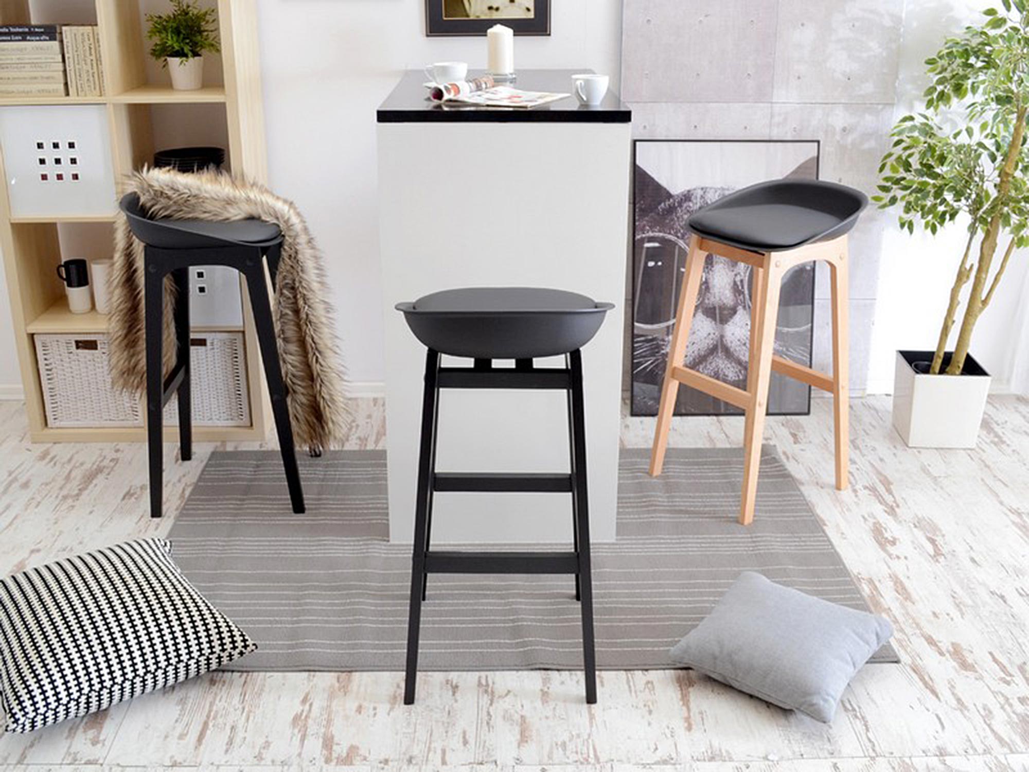 Wysokie krzesła barowe, nowoczesny design, minimalistyczny styl