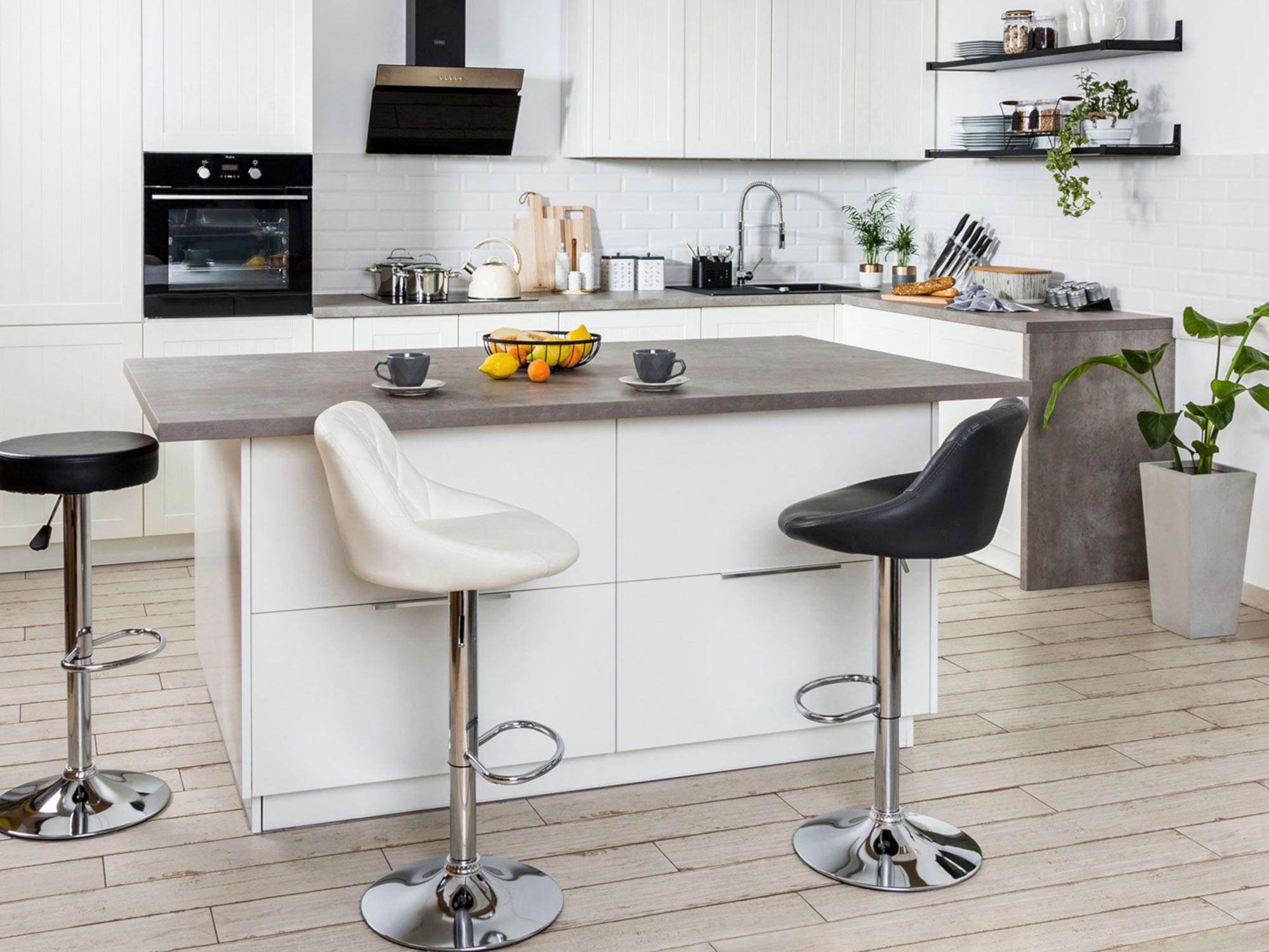 Krzesła barowe, minimalistyczny design, metalowa rama